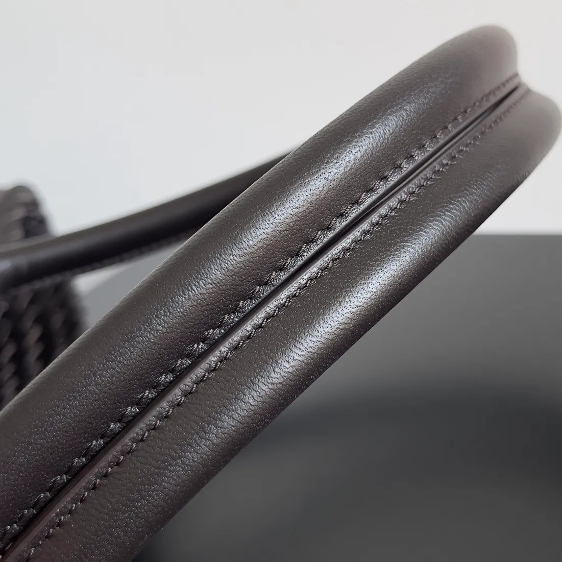 Batch 2860 Classic returns... (large size 51cm) • Cabat, born in 2001, is one of the most iconic styles of the Bottega Veneta workshop. The whole bag is made of top-grade imported lambskin. There is no exposed logo on the whole bag, but with the classic wide woven elements, you can tell who it belongs to at a glance! Can be carried on one shoulder, very practical! Style number: 608811 Size: 51*18*28